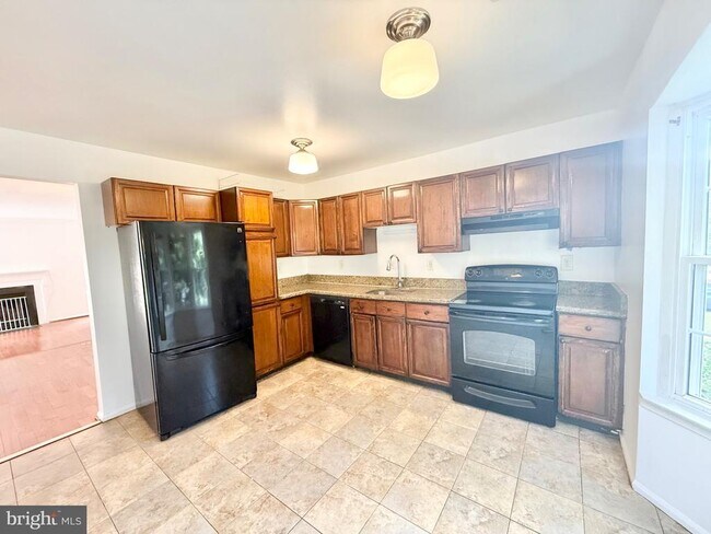 Building Photo - 8594 Enochs Dr