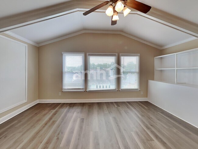 Building Photo - 333 Silver Top Dr SE