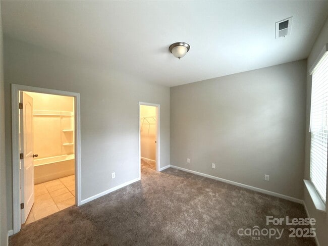 Building Photo - 1138 Doveridge St