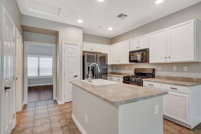 Building Photo - Gorgeous Three Bedroom in the Northwest!