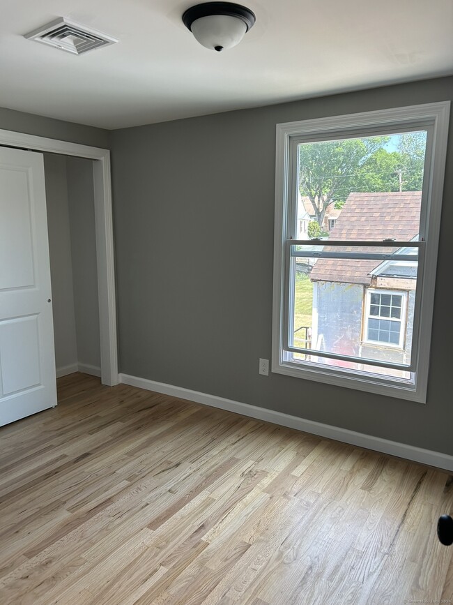 Building Photo - 38 Beecher St