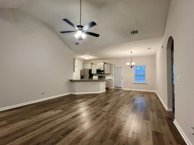 Building Photo - MOVE-IN READY (PET FRIENDLY)