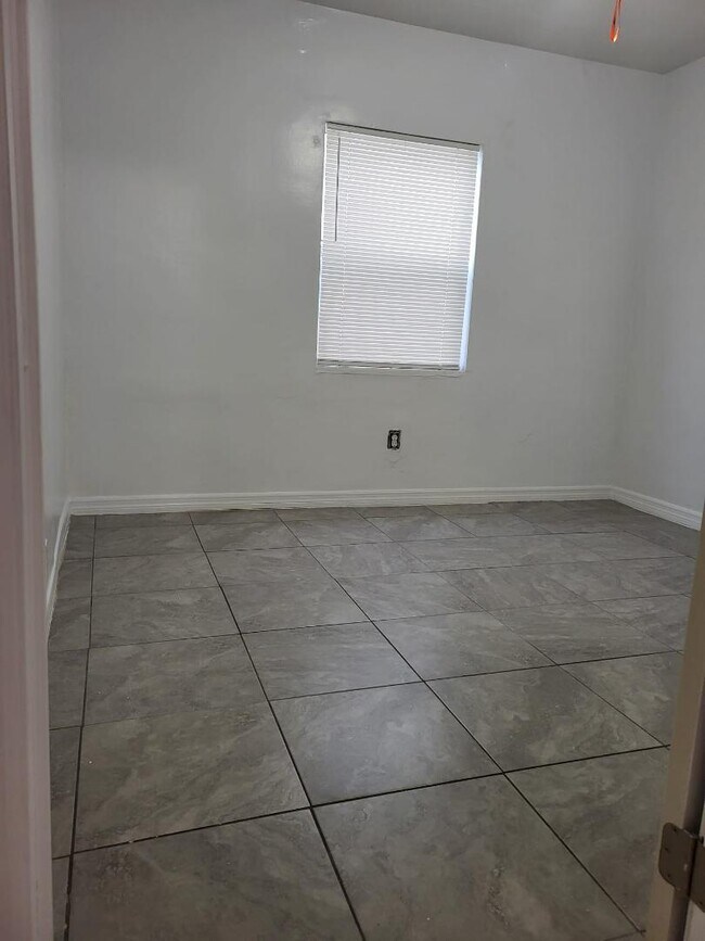 Building Photo - 1013 State St