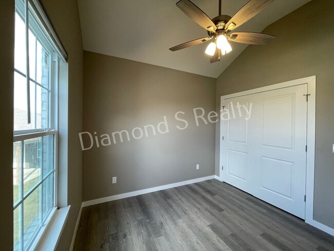 Building Photo - 4 Bedroom Home Available Early February - Great Neighborhood & Ozark Schools!