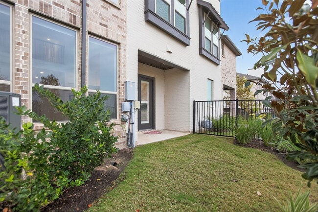 Building Photo - 16607 Lake Austin St