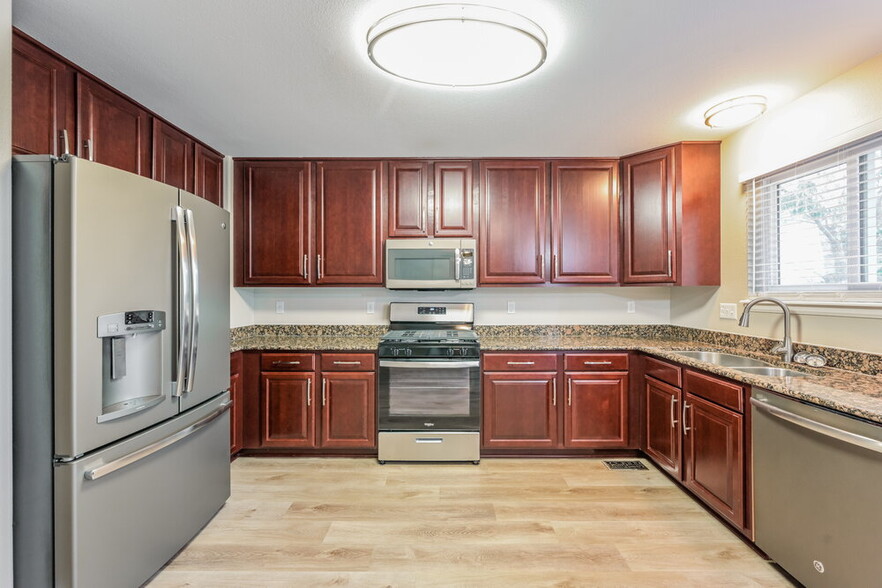 Building Photo - 9879 S Castle Ridge Cir
