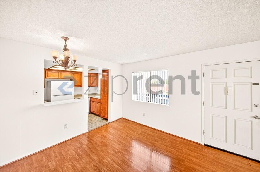 Building Photo - 1004 E Garfield Ave