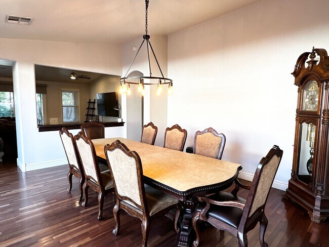 Building Photo - HIGHLY DESIRABLE AND SPACIOUS HOME FULLY EQUIPPED WITH SOLAR PANELS + LANDSCAPING INCLUDED