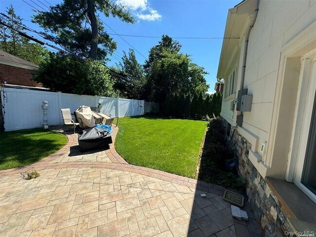 Building Photo - 830 Pepperidge Rd