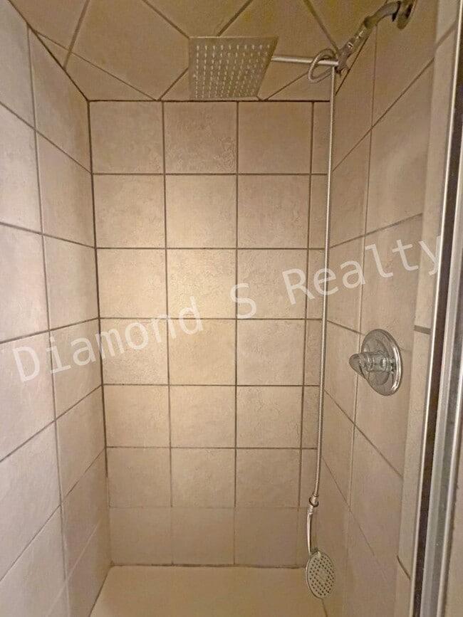 Building Photo - Southeast Springfield 3 Bedroom Home Avail...