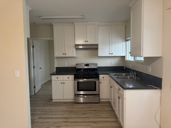 Building Photo - 4433 3/4 Towne Ave