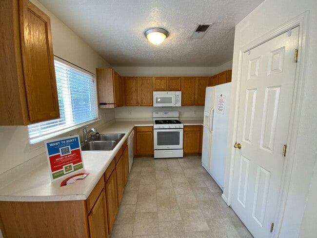 Building Photo - 3 Bedroom Home Available In Gated Communit...