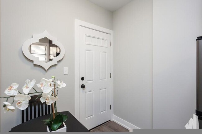 Building Photo - 0 bedroom in Chicago IL 60614