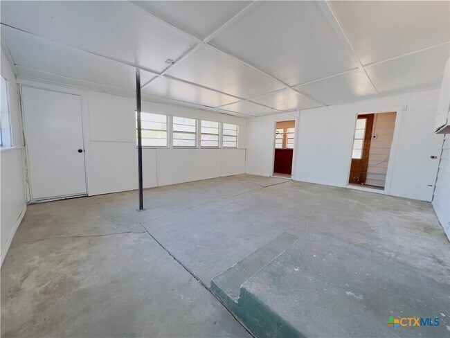 Building Photo - 105 Nauert St