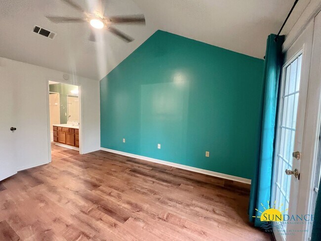 Building Photo - Centrally located and renovated Fort Walto...