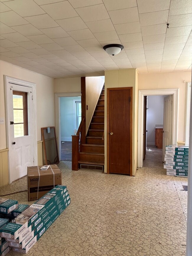 Building Photo - SPACIOUS 3+ BEDROOM HOME WILL BE READY TO WELCOME YOU