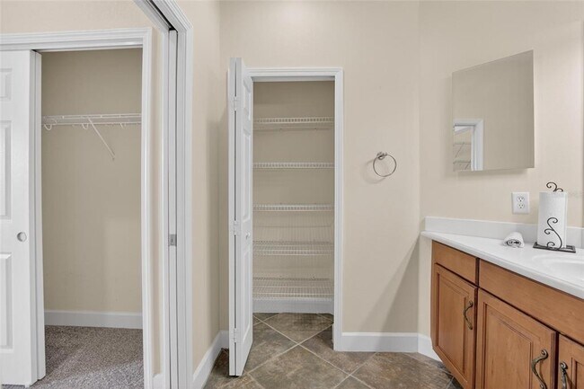 Building Photo - 210 Shell Falls Dr