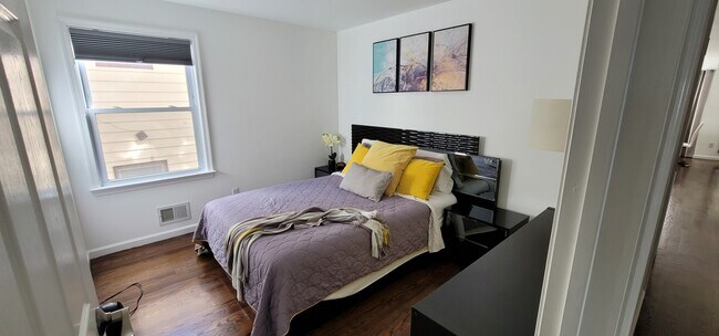 2nd bedroom with queen sized bed - 545 Livingston St