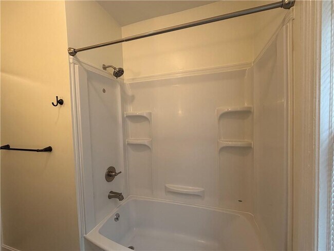 Building Photo - 125 Calverley St