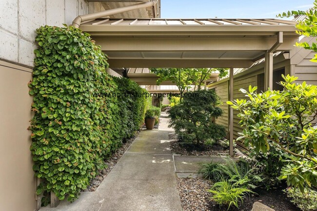 Building Photo - Stunning Riverfront Townhome in Sellwood