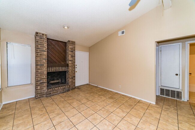 Building Photo - 2-BEDROOM DUPLEX