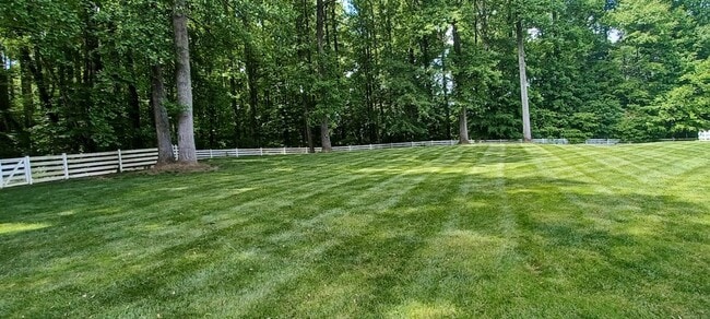 Building Photo - Oversized 4 Bedroom 3.5 Bathroom Home Situ...
