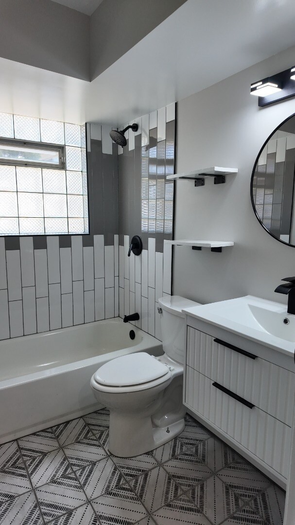 Building Photo - Freshly Renovated 2-Bed Gem with Artistic Finishes + Garage Option in Cincinnati