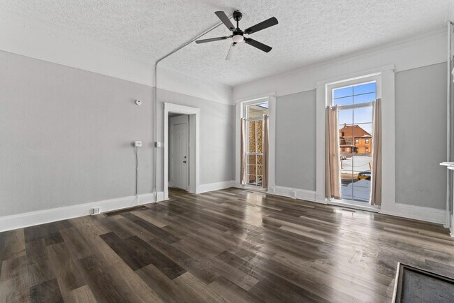 Building Photo - 621 E Main St