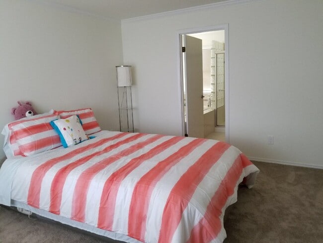 Building Photo - Beautiful 2 Story 4 Bed 2.5 Bath Home in N...