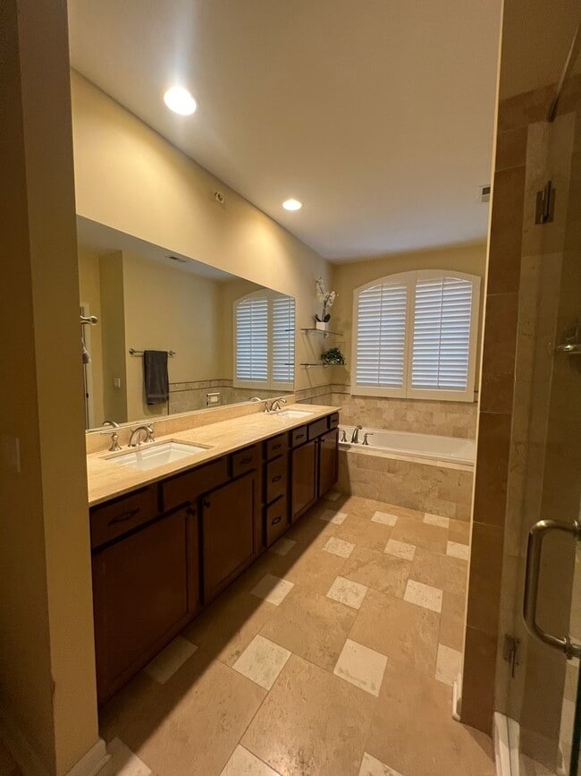 Building Photo - 1231 Caroline Ct