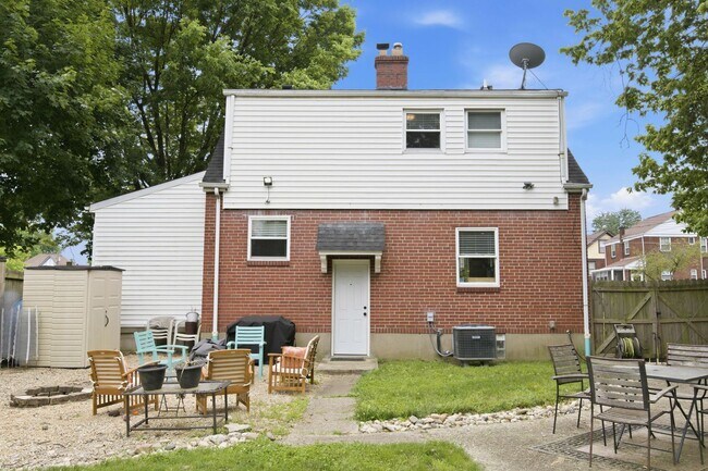 Building Photo - 4158 St Lawrence Ave