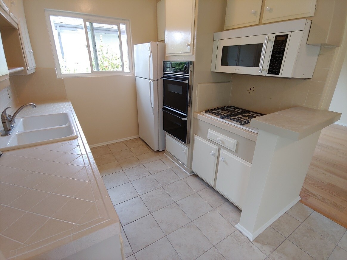 3 - 1115 Rexford Dr