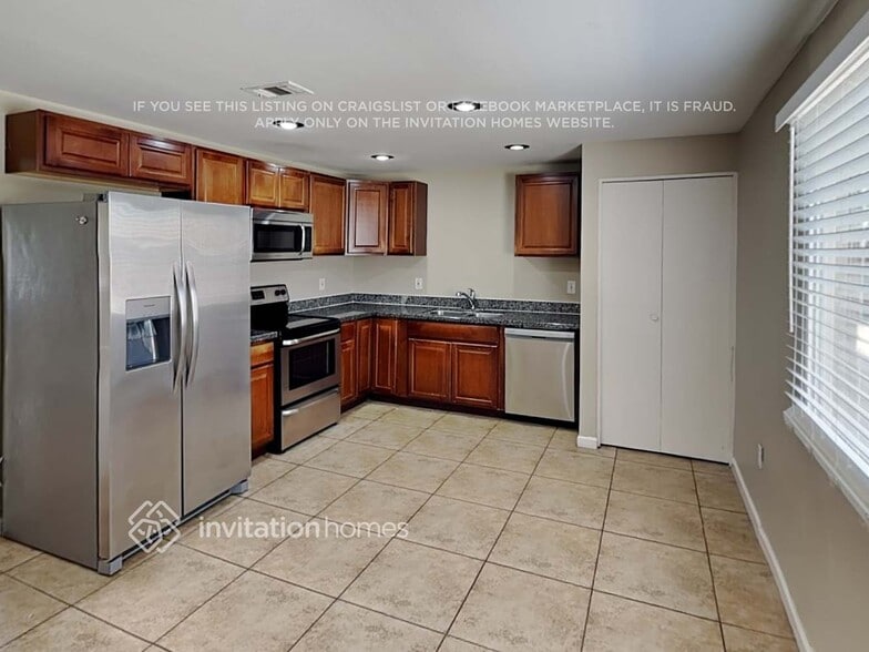 Building Photo - 1536 W Andorra Dr