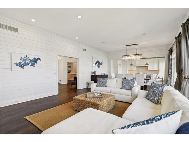 Building Photo - 3115 N Shore Dr