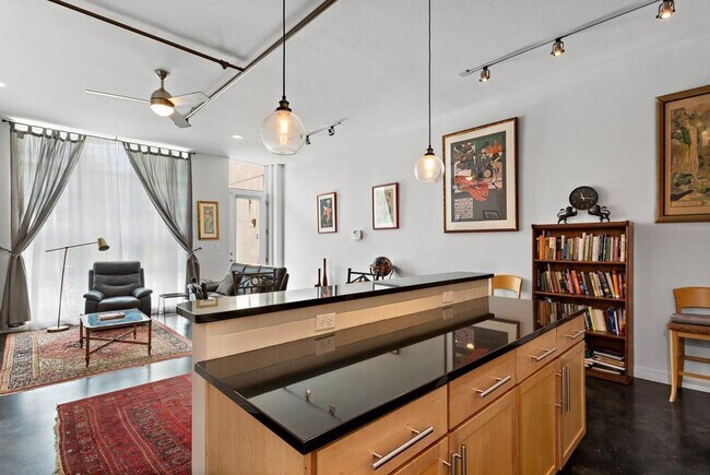 Building Photo - 1601 E Cesar Chavez St