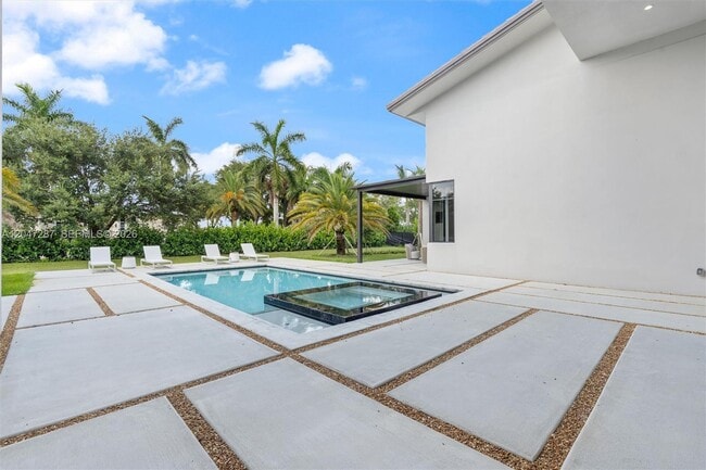 Building Photo - 14930 SW 16 Ct