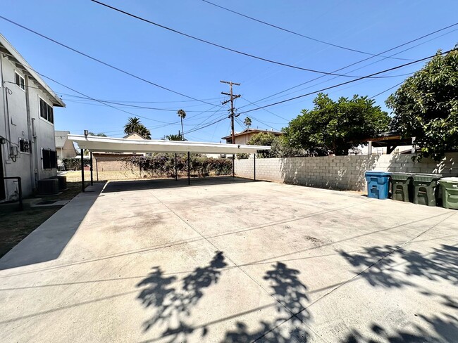 Building Photo - 3 Bedroom 1 Bath (Upstairs) with Laundry H...