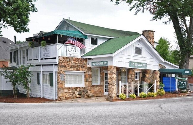 Building Photo - 3867 Hillcrest Dr SE