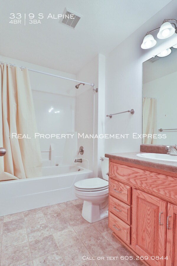 Building Photo - Perfect 4 bedroom 3 bathroom home 2200 sq ft!