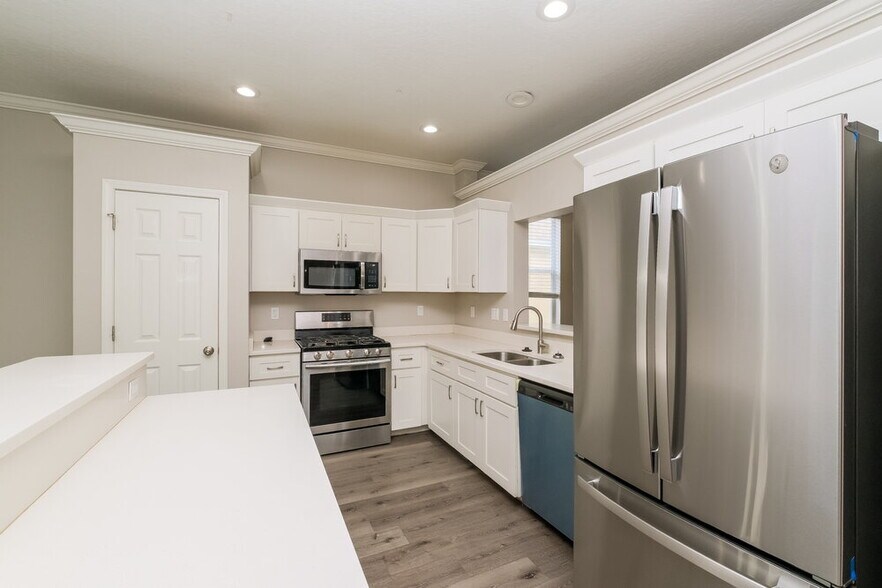 Building Photo - 6637 Cambridge Park Dr