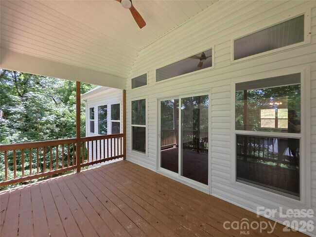 Building Photo - 595 Foxwood Dr SE