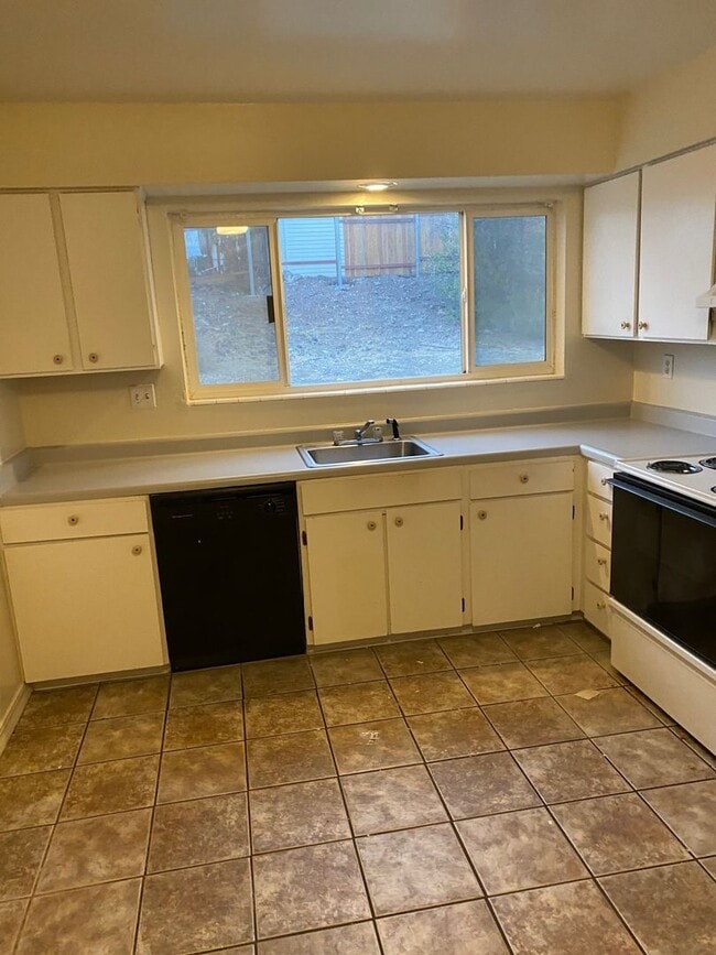 Building Photo - GREAT VIEWS - CLOSE TO UNR AND RANCHO SAN ...