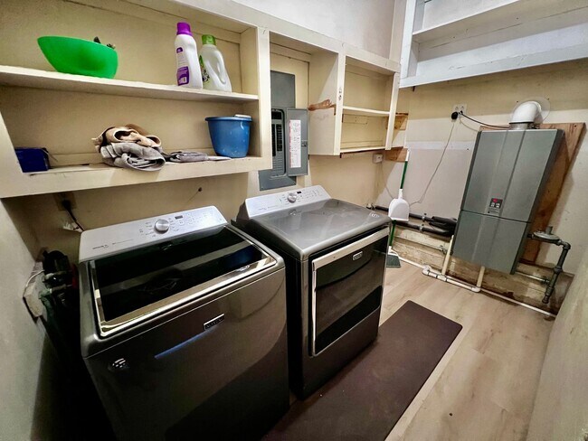 Building Photo - Stunning Renovated Ranch off Indian River