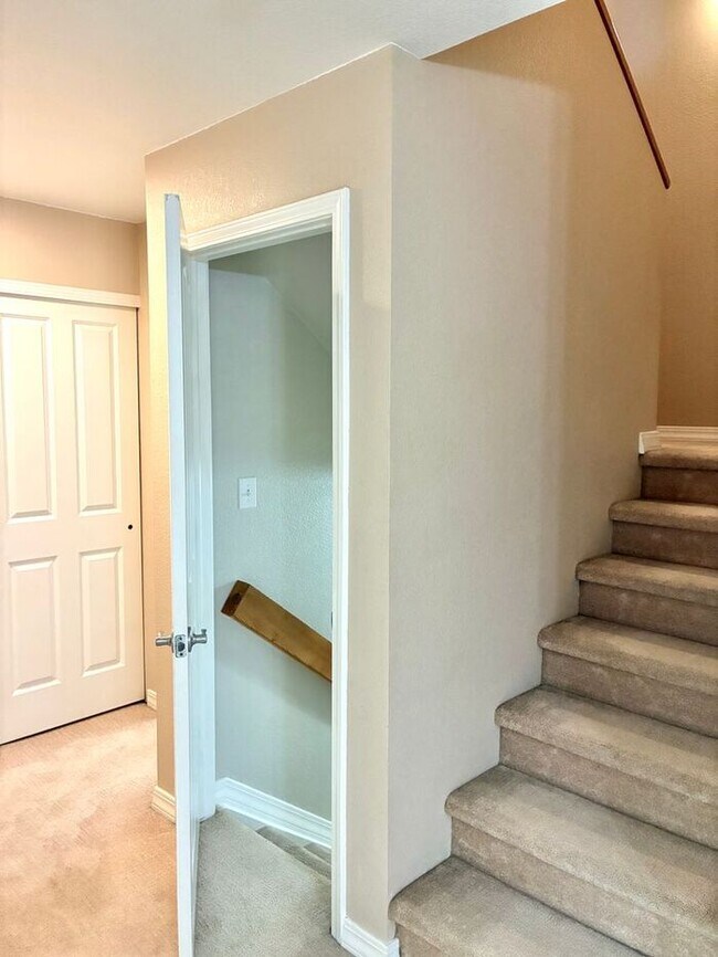 Building Photo - Beautiful and Spacious 3 Bed, 3.5 Bath Townhome in SE Fort Collins. Detached 1 Car Garage. Water/...