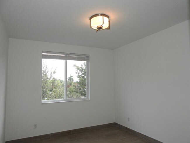 Building Photo - 1550 NE 34th Ct