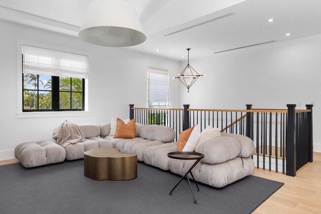 Building Photo - 734 S Ocean Blvd