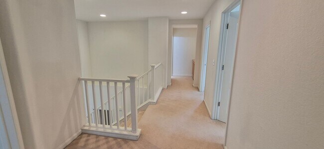 Building Photo - 2080 Mariposa Dr