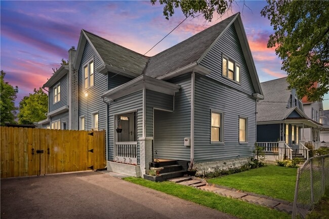 Building Photo - 325 1st St