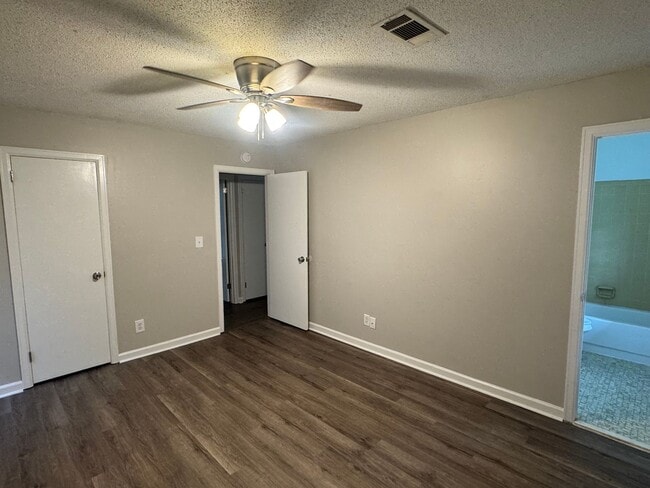 Building Photo - Forest Hills Home