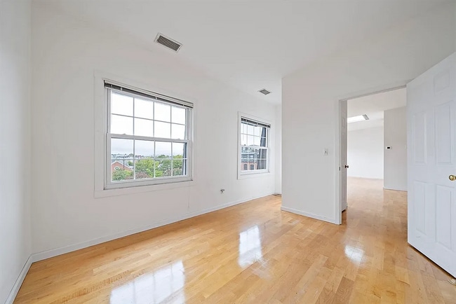 Building Photo - APT 403